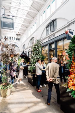Covent Garden Fleurs de Villes Çiçek Couture Kurulum