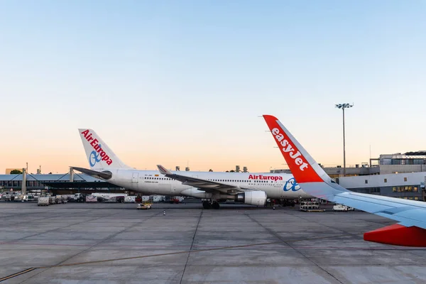 Aviones en pista de aterrizaje del aeropuerto internacional de Madrid — Foto de Stock