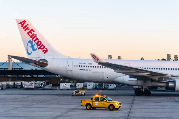 Avión en pista de aterrizaje del aeropuerto internacional de Madrid — Foto de Stock