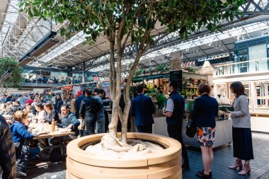 Sokak gıda tezgahları ile Londra'da Eski Spitalfields Market