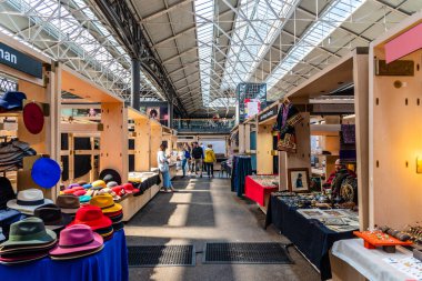 Kimliği belirsiz kişilerle Londra'daki Eski Spitalfields Pazarı