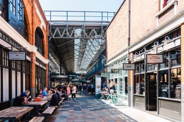 Kimliği belirsiz kişilerle Londra'daki Eski Spitalfields Pazarı