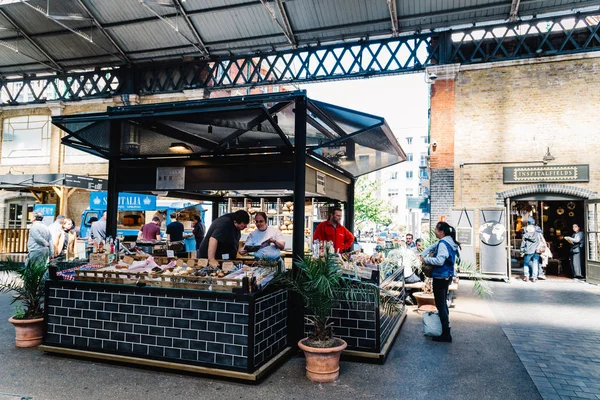 Starý trh Spitalfields v Londýně. Pekárna a cukrářské stání — Stock fotografie