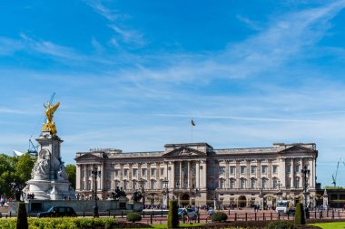 Londra'daki Buckingham Sarayı ilkbaharda güneşli bir gün