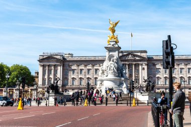 Londra'daki Buckingham Sarayı ilkbaharda güneşli bir gün