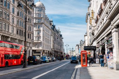 Strand'da yoğun Londra sokak sahnesi