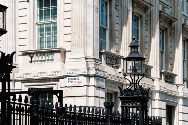 Sokak isimleri Londra'da Downing Street ve Whitehall işaretleri