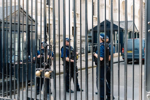 Oficiales de policía vigilando Downing Street en Londres — Foto de Stock