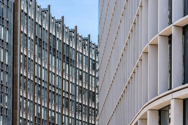 Nízký úhel pohledu moderních kancelářských budov v Londýně — Stock fotografie