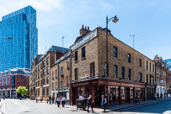 Restaurante inglês antigo em Spitalfields contra arranha-céus — Fotografia de Stock