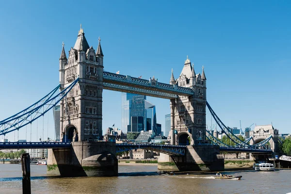 Tower Bridge en Londres contra el cielo azul — Foto de Stock