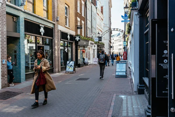 Mulher na área comercial na rua Carnaby em Londres — Fotografia de Stock