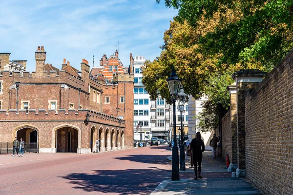 People walking by beautiful street in London — Stock Photo, Image