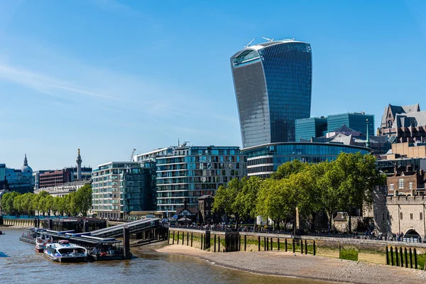 青い空に対するロンドン市の象徴的な景色 — ストック写真
