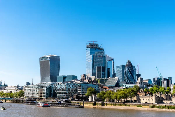 Icónica vista de la ciudad de Londres contra el cielo azul — Foto de Stock