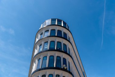 Lomndon 'da gökyüzüne karşı modern ofis binasının düşük açı görünümü