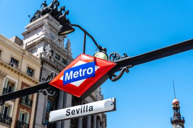 Madrid Metro işareti, Sevilla İstasyonu düşük açı görünümü