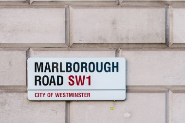 Londra 'da taş duvarda sokak ismi yazıyor.