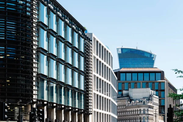 Vista de baixo ângulo de edifícios de escritórios modernos em Londres — Fotografia de Stock
