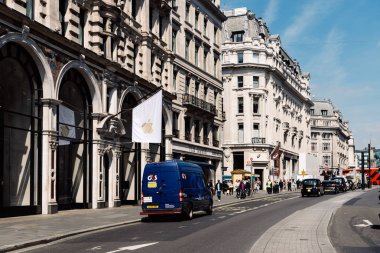 Regent Street'te yoğun Londra sokak sahnesi 