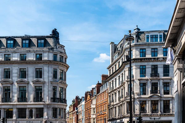 Festői kilátás a régi luxusépületekre a Regent Streeten — Stock Fotó