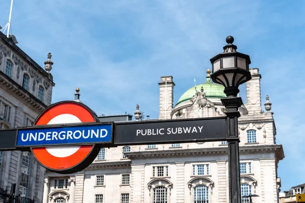 Londra'da Yeraltı işareti düşük açı görünümü — Stok fotoğraf