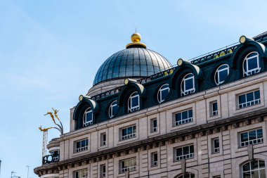 Londra'da Regent Street binaların düşük açı görünümü