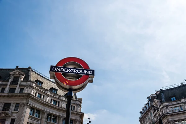 Londra'da Yeraltı işareti düşük açı görünümü — Stok fotoğraf