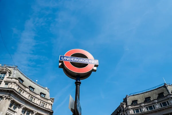Londra'da Yeraltı işareti düşük açı görünümü — Stok fotoğraf