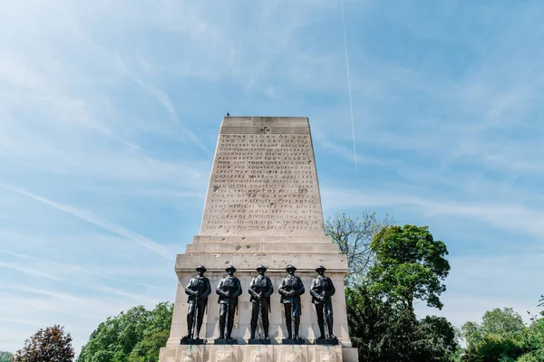 空に対するロンドンの衛兵記念館 — ストック写真