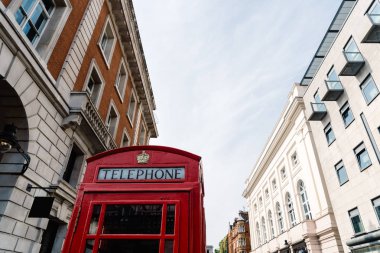 Londra'da ikonik geleneksel kırmızı telefon kulübesi