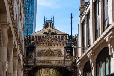 Londra'daki Leadenhall Market girişinin düşük açı görünümü