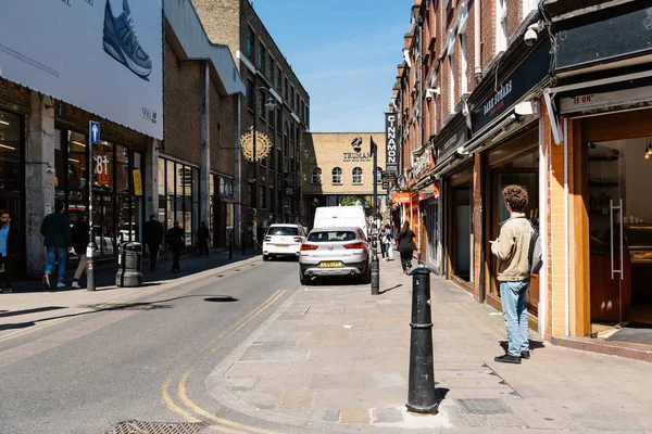 Pouliční scéna v cihlové uličce v Londýně — Stock fotografie
