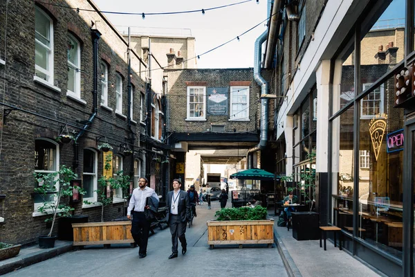 Pouliční scéna v cihlové uličce v Londýně — Stock fotografie