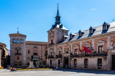Madrid Eski Belediye Binası gökyüzüne karşı