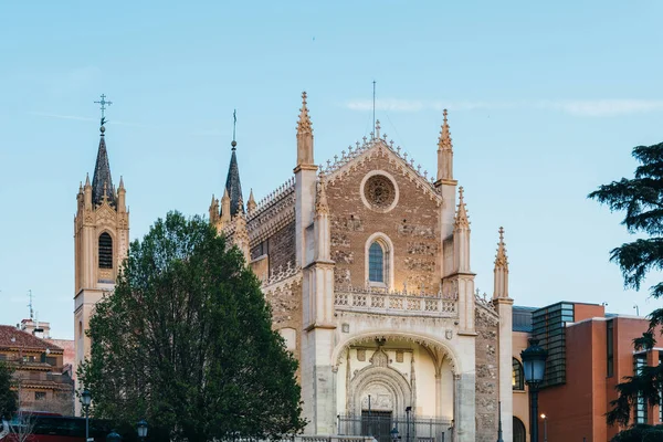 Vy över Jeronimos kyrka och Pradomuseet i Madrid — Stockfoto