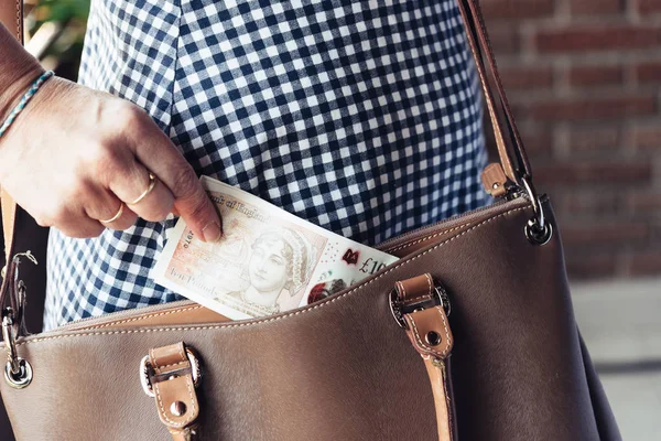 Κλείστε τη φωτογραφία της στυλάτης γυναίκας παίρνοντας χρήματα από την τσάντα — Φωτογραφία Αρχείου