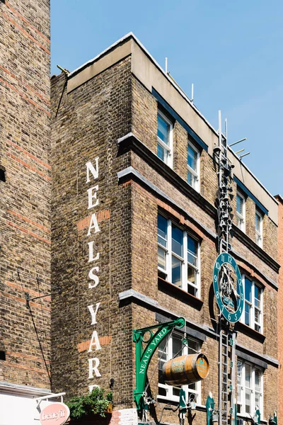 Neals Yards in sieben Zifferblättern in London — Stockfoto