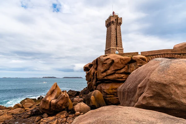 Faro de Ploumanach contra el cielo en Bretaña, Francia — Foto de Stock