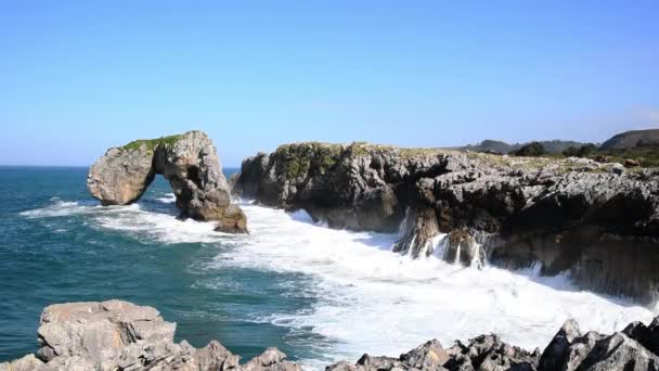 Asturias 'ta kayalar üzerinde dalgalar kırma ve sıçraması — Stok video