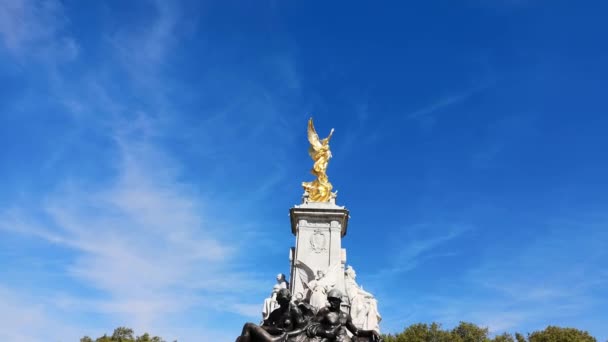 Buckingham 'ın önünde Victoria Memorial heykel — Stok video