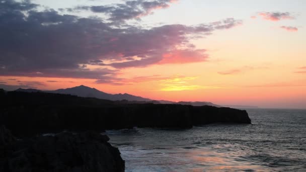 Hermosa puesta de sol en los acantilados de los Bufones de Pria, Asturias — Vídeo de stock