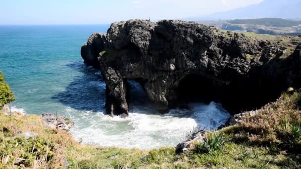 Vlny rozbíjení a rozstřikování skal v Asturii — Stock video
