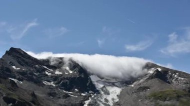 Alpler Sıradağları doruklarında hareketli bulutlar