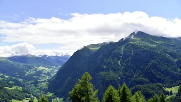 Wolken bewegen sich im Alpental gegen Berge — Stockvideo