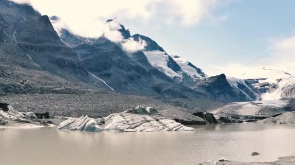 Wolken en sneeuwbreak water verplaatsen in de Grossglockner gletsjer in de Alpen — Stockvideo