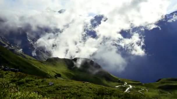 Wolken in de Alpen vallei tegen de bergen — Stockvideo