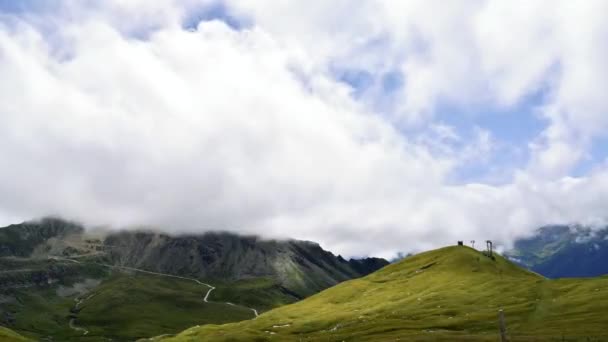 Nuages se déplaçant dans la vallée alpine contre les montagnes et la station du ciel — Video