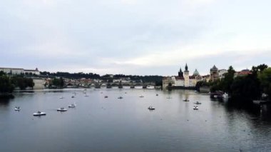 Sunset 'te Prag 'da nehirde hareket eden tekneler