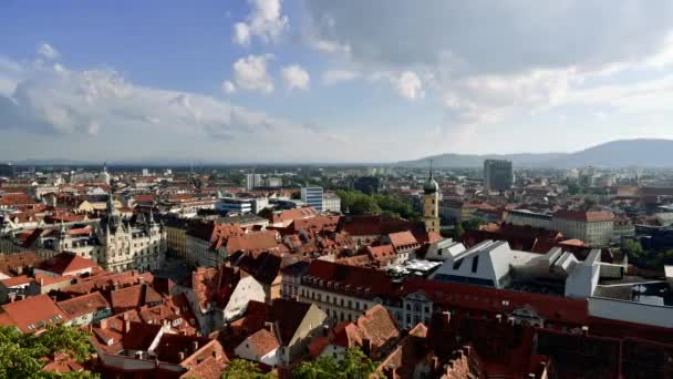 Graz városközpontja magas látószögű kilátással. — Stock videók